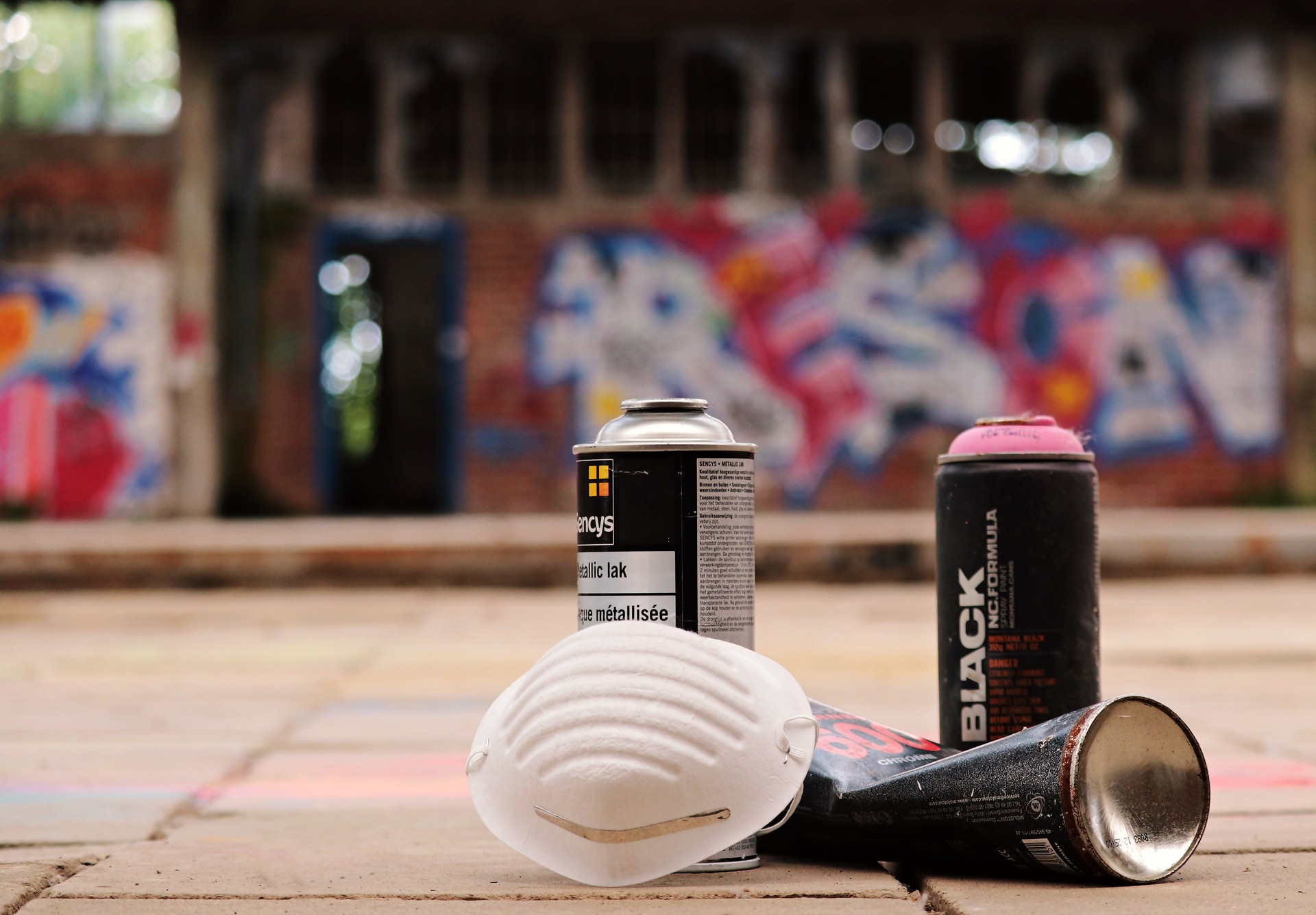 spray-cans-2738527_1920